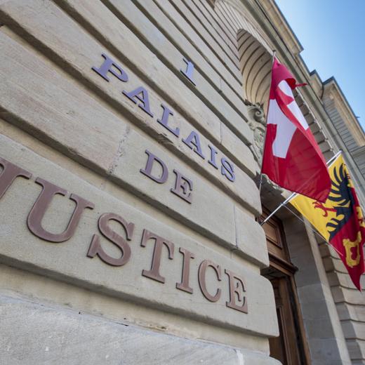 Vue de la porte d'entree du Palais de Justice avec ces deux drapeaux le Suisse et le genevois, photographie, ce jeudi 2 juillet 2020 a Geneve. Le Palais de Justice ou se trouvent le Tribunal de premiere instance civile et la Cour de justice. (KEYSTONE/Martial Trezzini)
