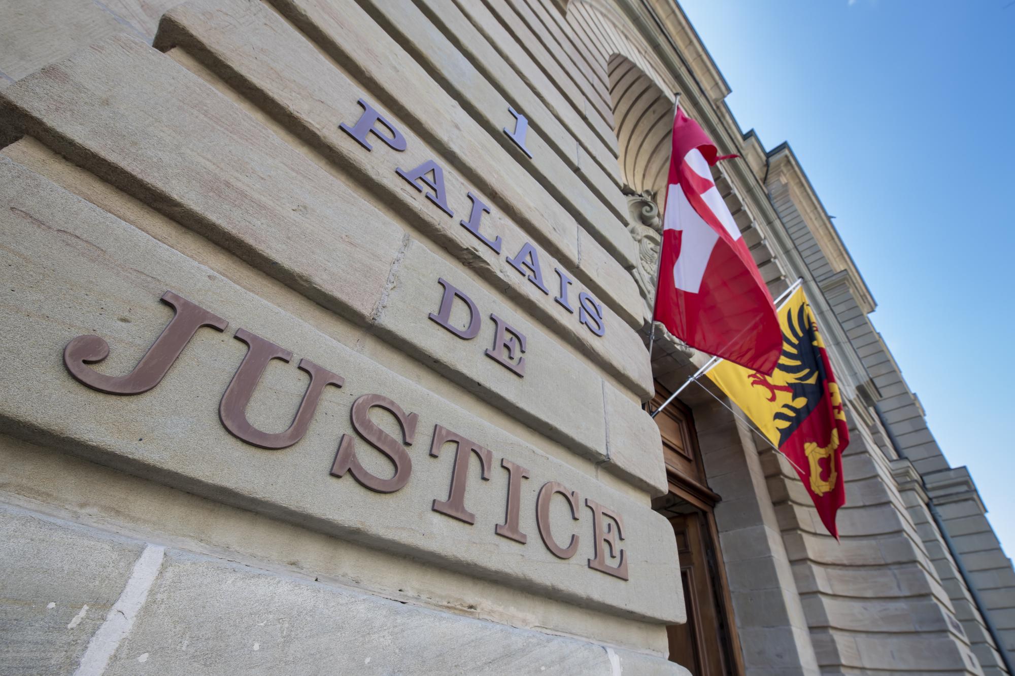 Vue de la porte d'entree du Palais de Justice avec ces deux drapeaux le Suisse et le genevois, photographie, ce jeudi 2 juillet 2020 a Geneve. Le Palais de Justice ou se trouvent le Tribunal de premiere instance civile et la Cour de justice. (KEYSTONE/Martial Trezzini)