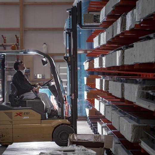 Fertig gestellte Solarzellen werden in der Firma Designergy gelagert, am Donnerstag, 11. Februar 2016, in San Vittore. Das Buendner Unternehmen Designergy hat ein neuartiges Dachelement erfunden und ist dafuer mit dem Watt d'Or-Preis ausgezeichnet worden. Es sind Elemente, die gleichzeitig Solarzellen aber auch Waermedaemmung beinhalten und ein wasserdichtes Dach bilden. (KEYSTONE/Ti-Press/Pablo Gianinazzi) *** NO SALES, NO ARCHIVES ***