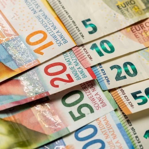 Schweizer Franken und Euro Banknoten fotografiert am 15. Juni 2020 in Zuerich. (KEYSTONE/Christian Beutler)