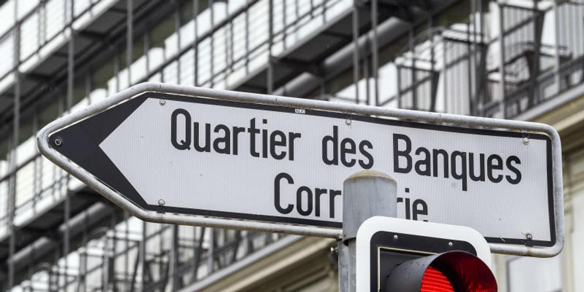 Un panneau indique le quartier des banques a Geneve, photographie ce samedi 28 juillet 2018. Pres de 140 etablissements bancaires, dont 60 etrangers, sont bases a Geneve. En outre, le secteur financier compose pres d'un quart du produit interieur brut (PIB) cantonal. Par ailleurs, plus de 34000 personnes travaillent pour le secteur financier genevois. Geneve est classee au sixieme rang des principales places financieres dans le monde et au deuxieme rang en Suisse. Elle occupe meme la premiere place en matiere de gestion de fortune privee. (KEYSTONE/Martial Trezzini)