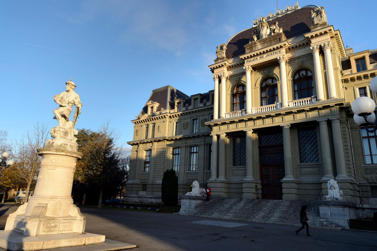 Le Palais de Justice de Montbenon, du Tribunal correctionnel vaudois photographie avec une statue de Guillaume Tell, gauche, photographie ce mardi 1er decembre 2015 a Lausanne. (KEYSTONE/Laurent Gillieron)