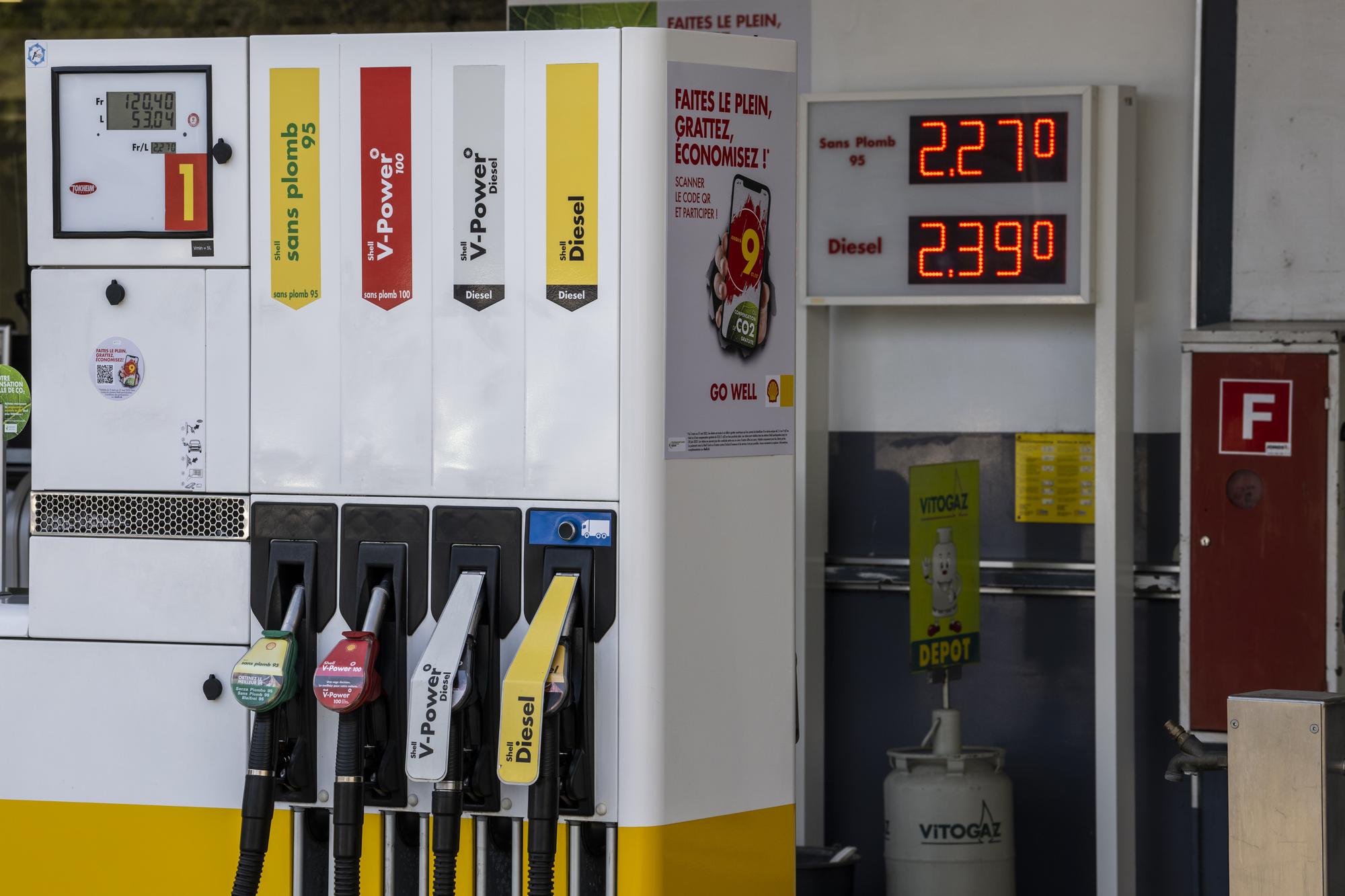 Des pistolets de distribution côtoient les prix de l'essence affichés dans une station-service Shell, ce jeudi 10 mars 2022 à Genève. Les prix de l'essence sont a un niveau sans précédent. (KEYSTONE/Martial Trezzini)