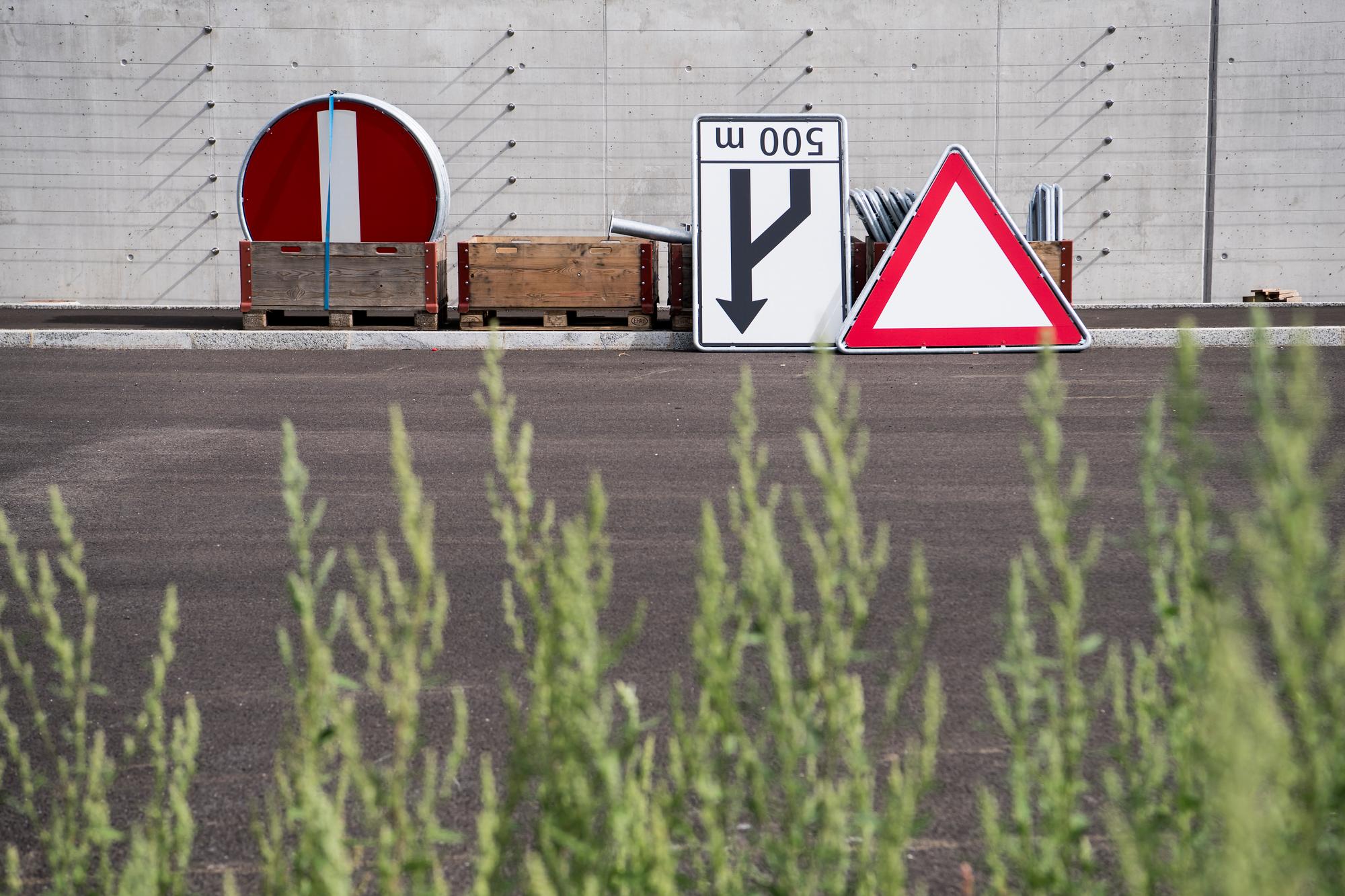 Des panneaux de signalisation, sur la portion de l'autoroute A9, le 9 août 2016 a Tourtemagne, en Valais.