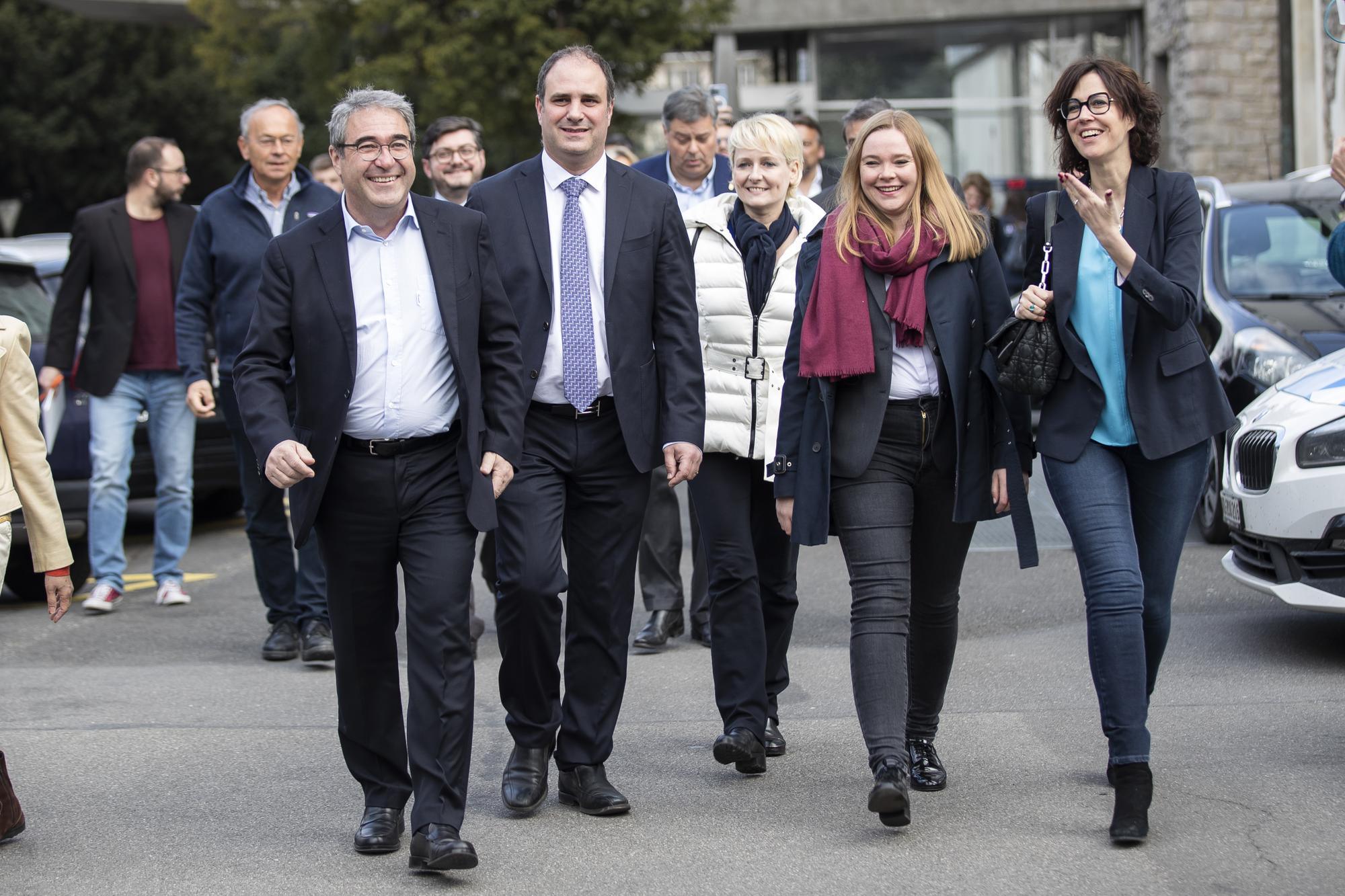 De gauche a droite, les candidats Frederic Borloz, Parti liberal-radical (PLR), Michael Buffat, Union democratique du centre (UDC), Isabelle Moret, Parti liberal-radical (PLR), Valerie Dittli, Le Centre, Christelle Luisier Brodard, Parti liberal-radical (PLR), lors du premier tour de l'election au Conseil d'Etat du canton de Vaud ce dimanche, 20 mars 2022 a Lausanne. (KEYSTONE/Cyril Zingaro)