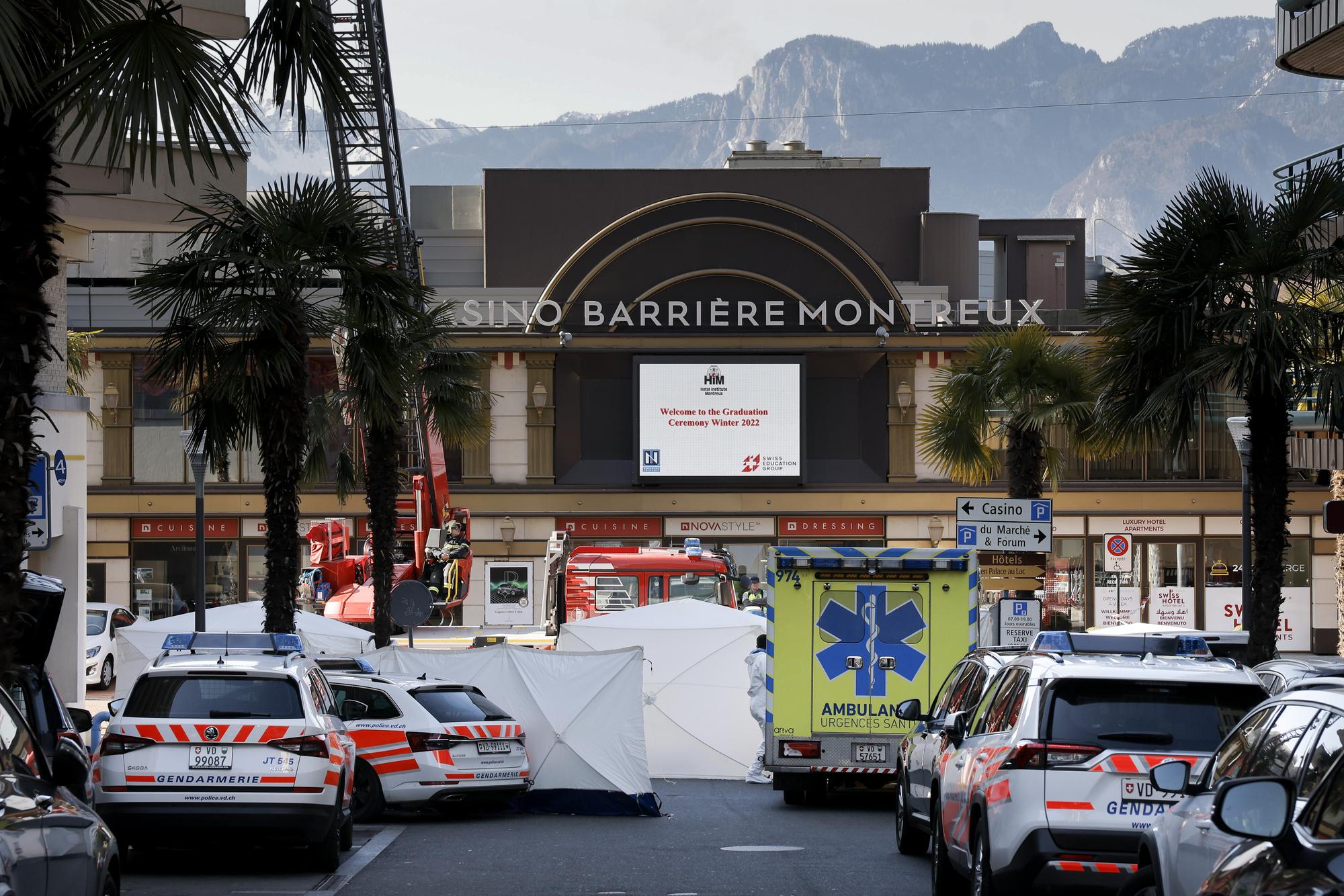 Des voitures et des tentes photographiees a l'endroit ou cinq personnes sont decedee apres s'etre jetees dans le vide depuis leur appartement ce jeudi 24 mars 2022 a Montreux. Cinq personnes decedees ont ete retrouvees jeudi matin au centre-ville de Montreux (VD), annonce la police cantonale vaudoise. Les circonstances du drame ne sont pas encore connues. La police doit donner des informations dans la journee. (KEYSTONE/Cyril Zingaro)