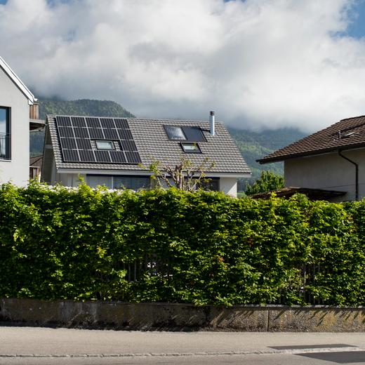 Une maison familiale dotée d'une toiture solaire, photographiée en mai 2020 à Bellach, dans le canton de Soleure.
