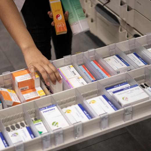 En Suisse, on prescrit proportionnellement moins de médicaments biosimilaires et génériques que dans les pays voisins.