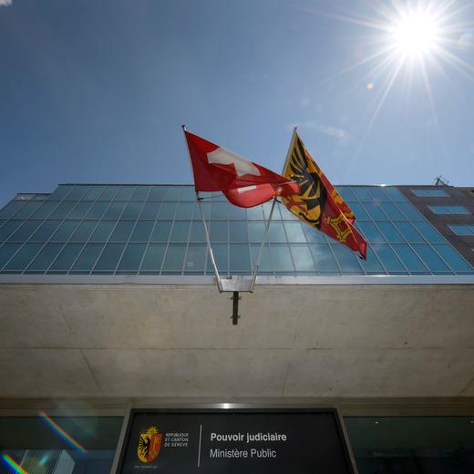 Le batiment du ministere public pouvoir judiciaire ou Dominique Giroud proprietaire de la Cave Giroud Vins, a ete entendu par les procureures Yves Bertossa et Josepha Wohnrau, ce jeudi 12 juin 2014 a Geneve. Le Ministere public genevois a fait arreter mercredi l'encaveur valaisan Dominique Giroud ainsi que trois autres personnes. Ils sont soupvßonnes de piratage informatique de plusieurs ordinateurs, notamment de journalistes. Le but de l'operation menee par les suspects etait apparemment d'identifier la source de fuites dans les medias concernant les procedures en cours contre Dominique Giroud. Les medias ont depose plainte aupres du Ministere public. (KEYSTONE/Martial Trezzini)