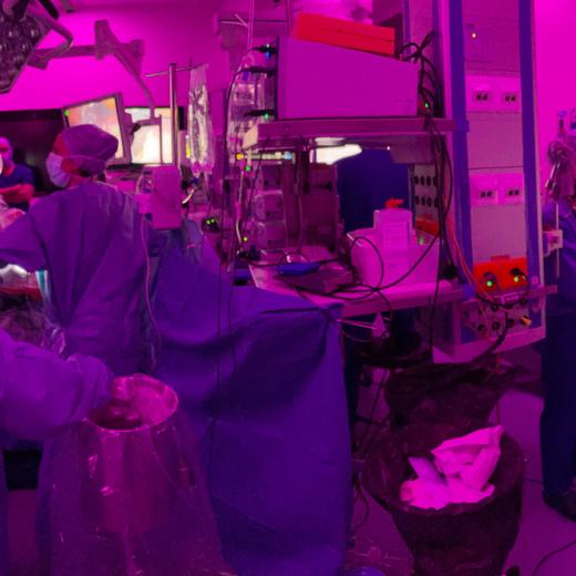 Le robot chirurgical de Distalmotion a été utilisé avec succès à l'Hôpital de l'Ile, à Berne, pour une série d'ablation de l'utérus.