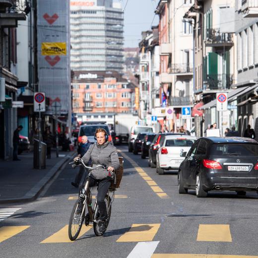 ARCHIV - ZU DEN THEMEN AN DER SOMMERSESSION DER EIDGENOESSISCHEN RAETE AM DIENSTAG, 18. JUNI 2019, STELLEN WIR IHNEN FOLGENDES BILDMATERIAL ZUR VERFUEGUNG - Menschen bewegen sich in ihren Autos, auf dem Fahrrad oder zu Fuss durch die Langstrasse in Zuerich, am Dienstag, 19. Februar. Die Zuercher Langstrasse soll ab 2020 tagsueber autofrei werden. (KEYSTONE/Ennio Leanza)
