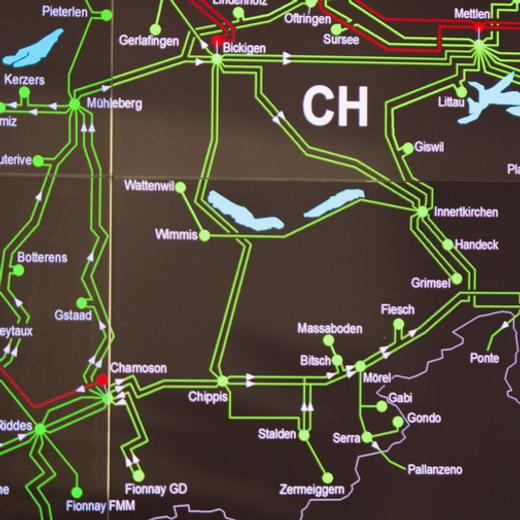 ARCHIVBILD ZUR JAHRESBILANZ 2017 VON SWISSGRID UND DEM FEHLENDEN STROMABKOMMEN MIT DER EU, AM DIENSTAG 24. APRIL 2018 - Un plan du reseau Suisse de l'electricite est pris en photo lors de l'inauguration du centre de conduite de Swissgrid Control 2 ce lundi 9 fevrier 2015 a Prilly. (KEYSTONE/Maxime Schmid)