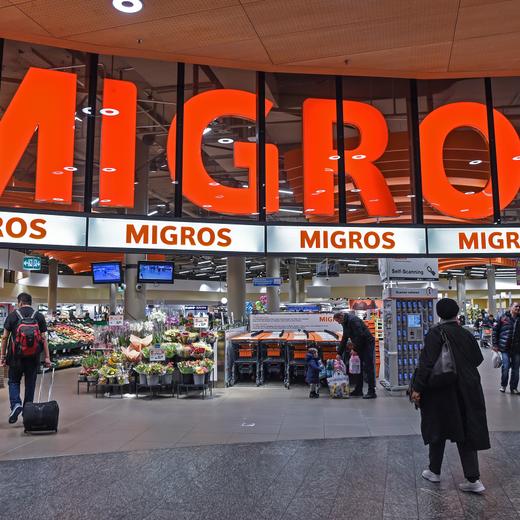 ARCHIVBILD ZUM UMSATZ DER MIGROS IM JAHR 2020, AM DIENSTAG, 19. JANUAR 2021 - Das Migros Logo beim Ladeneingang, fotografiert am Samstag, 17. Februar 2018, am Flughafen Zuerich. (KEYSTONE/Melanie Duchene)