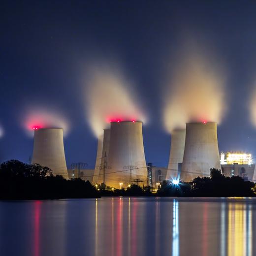 La centrale à charbon de Jänschwalde est située dans le bassin minier du Brandebourg, dans l'est de l'Allemagne. Fonctionnant avec du lignite extrait d'une mine à ciel ouvert, elle fermera ses portes en 2028.