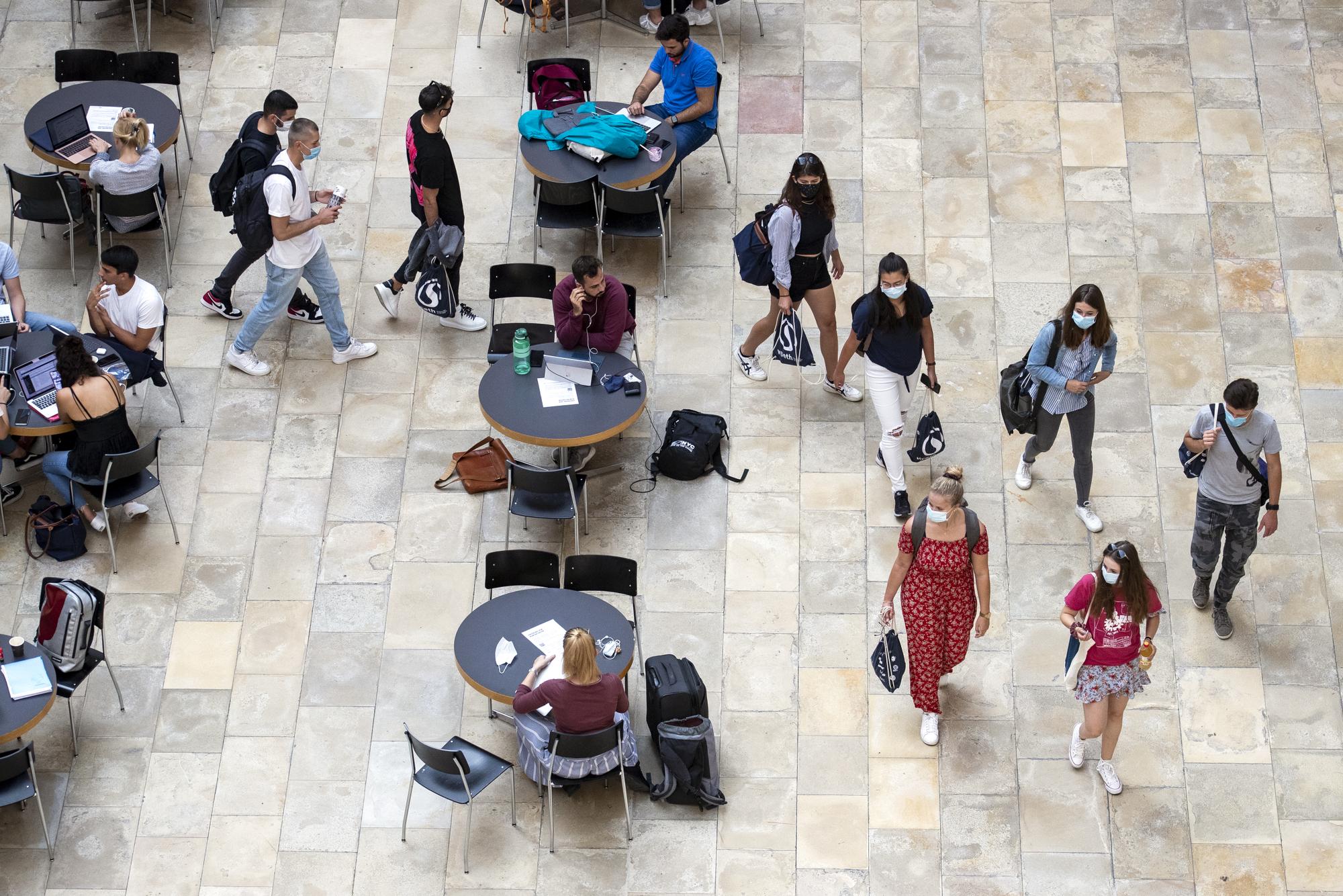 Studentinnen und Studenten mit Masken an der Universitaet Zuerich am Montag, 14. September 2020, in Zuerich. An der UZH gilt eine Maskentragepflicht in oeffentlich zugaenglichen Innenraeumen, wie Korridore, Lichthoefe, Toilettenanlage, Aufzuege, Museen, Bibliotheken und Gastrobereiche. (KEYSTONE/Alexandra Wey)