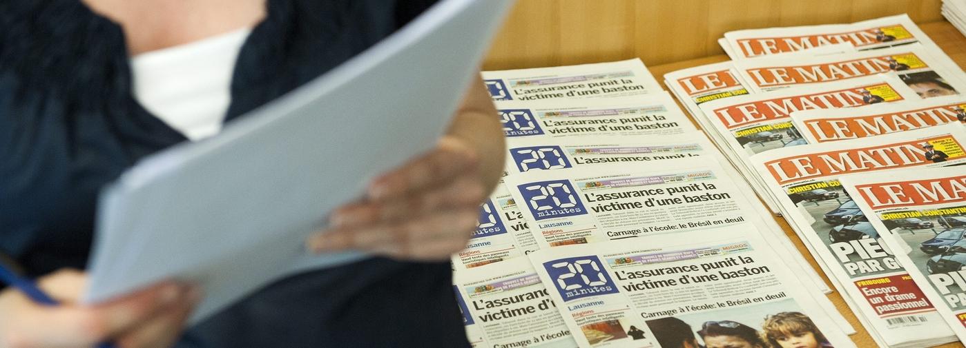 THEMENBILD ZUR EINSTELLUNG DER LE MATIN PRINTAUSGABE DURCH DEN MUTTERKONZERN TAMEDIA --- Une femme prends des notes a cote du journal 20 Minutes et du journal Le Matin lors de la presentation a la presse des resultats 2010 du Groupe Edipresse ce…