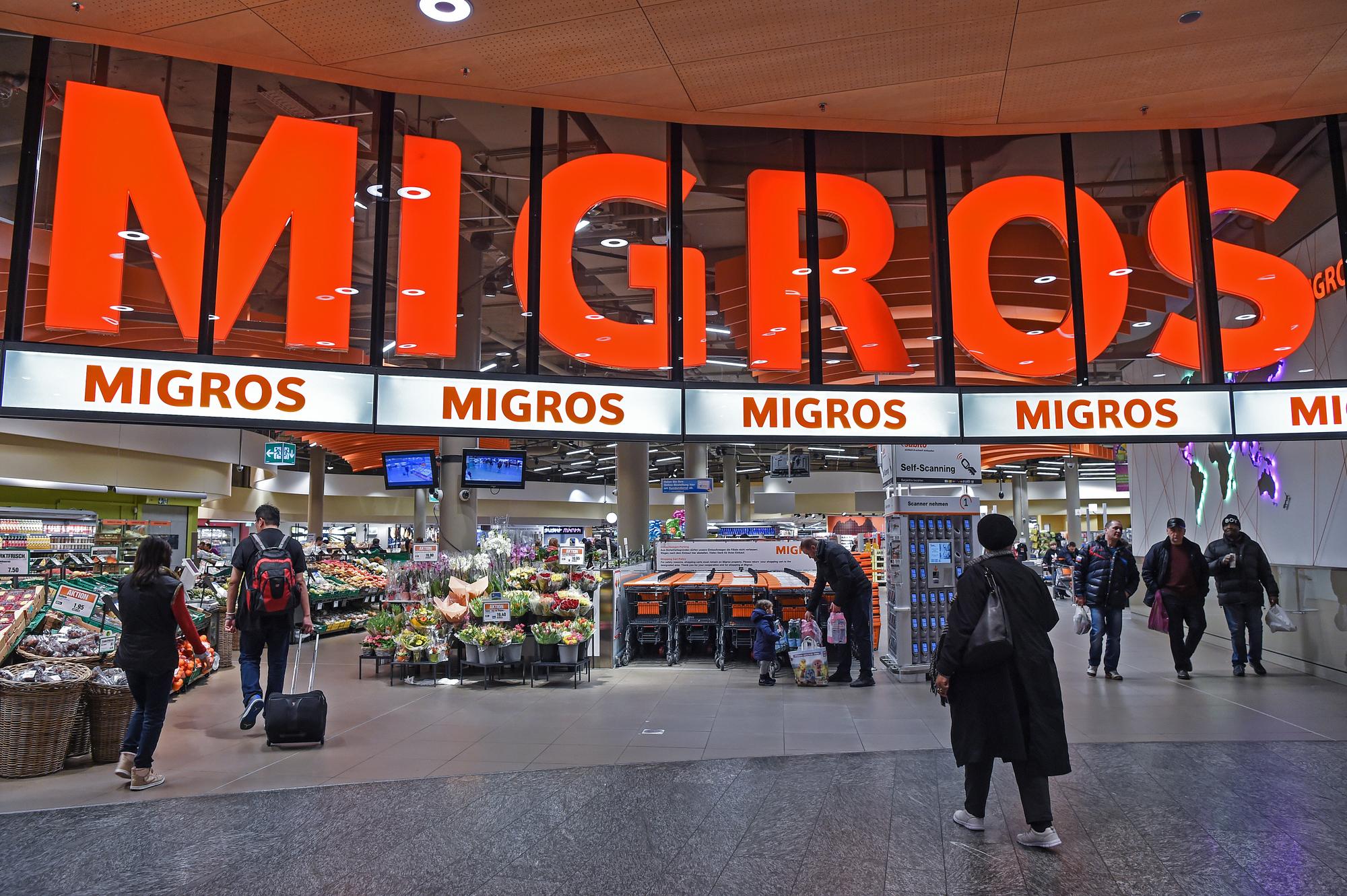 ARCHIVBILD ZUM UMSATZ DER MIGROS IM JAHR 2020, AM DIENSTAG, 19. JANUAR 2021 - Das Migros Logo beim Ladeneingang, fotografiert am Samstag, 17. Februar 2018, am Flughafen Zuerich. (KEYSTONE/Melanie Duchene)