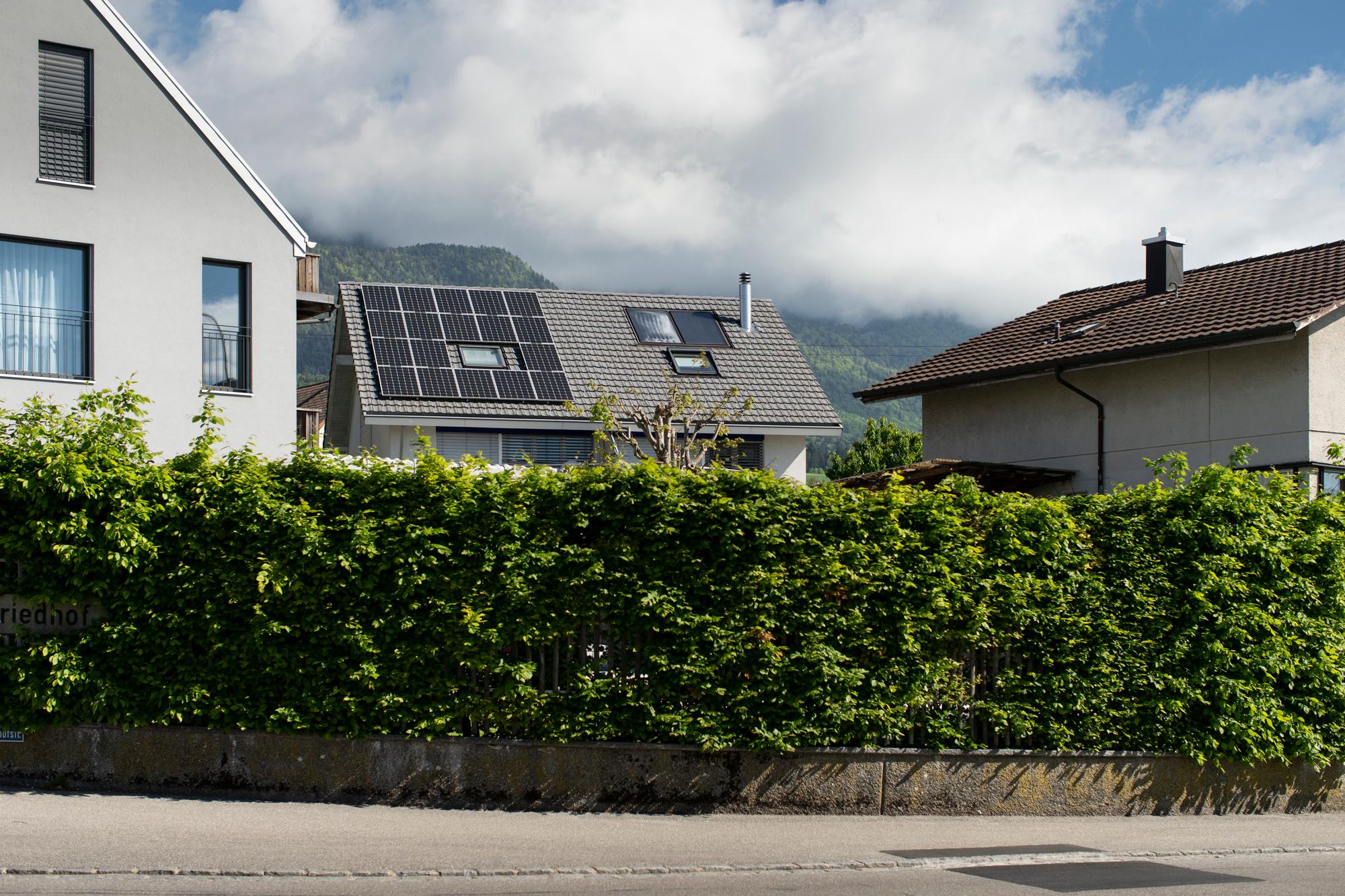 Une maison familiale dotée d'une toiture solaire, photographiée en mai 2020 à Bellach, dans le canton de Soleure.