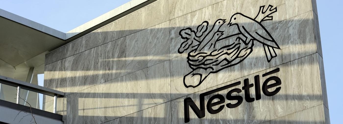 ARCHIVBILD ZUR MELDUNG, DASS NESTLE DAS SUESSWARENGESCHAEFT AN FERRERO VERKAUFT --- Nestle logo is pictured on the Nestle headquarter before the 2012 full-year results press conference of the food and drinks giant Nestle in Vevey, Switzerland, Thursday, February 14, 2013. Nestle SA, the world's biggest food and drinks maker, overcame tough global economic conditions to post a full-year net profit Thursday of 10.6 billion Swiss francs ($11.55 billion) for 2012, but predicted another challenging year ahead. (KEYSTONE/Laurent Gillieron)