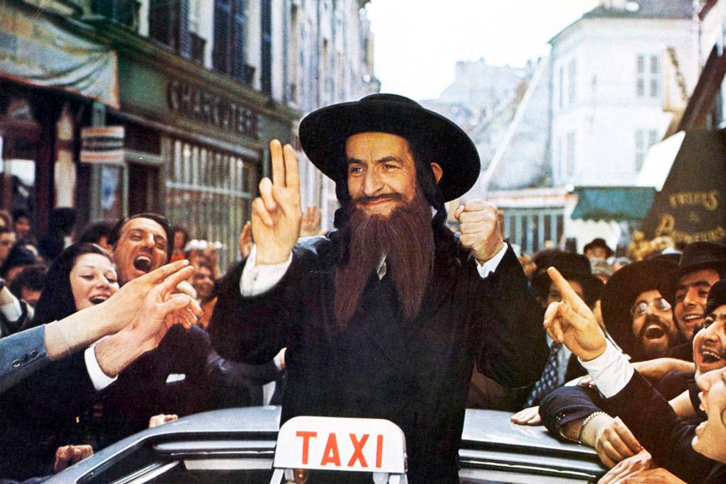Victor Pivert, l'antisémite, lorsqu'il arrive triomphalement en rabbin dans le quartier juif de Paris.