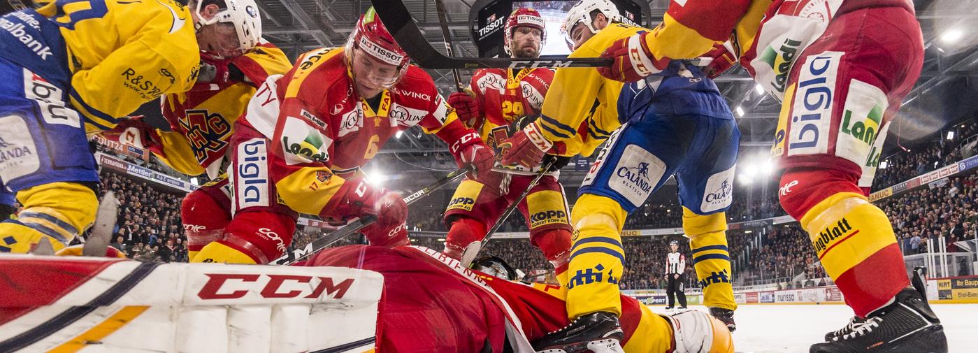 Gerangel vor Jonas Hillers (auf dem Eis) Tor, von links, der Davoser Enzo Corvi, Biels Samuel Lofquist und Beat Forster, der Davoser Robert Kousal und Biels Mathieu Tschantre, von links, im fuenften Eishockey Playoff-Viertelfinalspiel der National League zwischen dem HC Biel und dem HC Davos, am Dienstag, 20. Maerz 2018, in der Tissot Arena in Biel. (KEYSTONE/Alessandro della Valle)