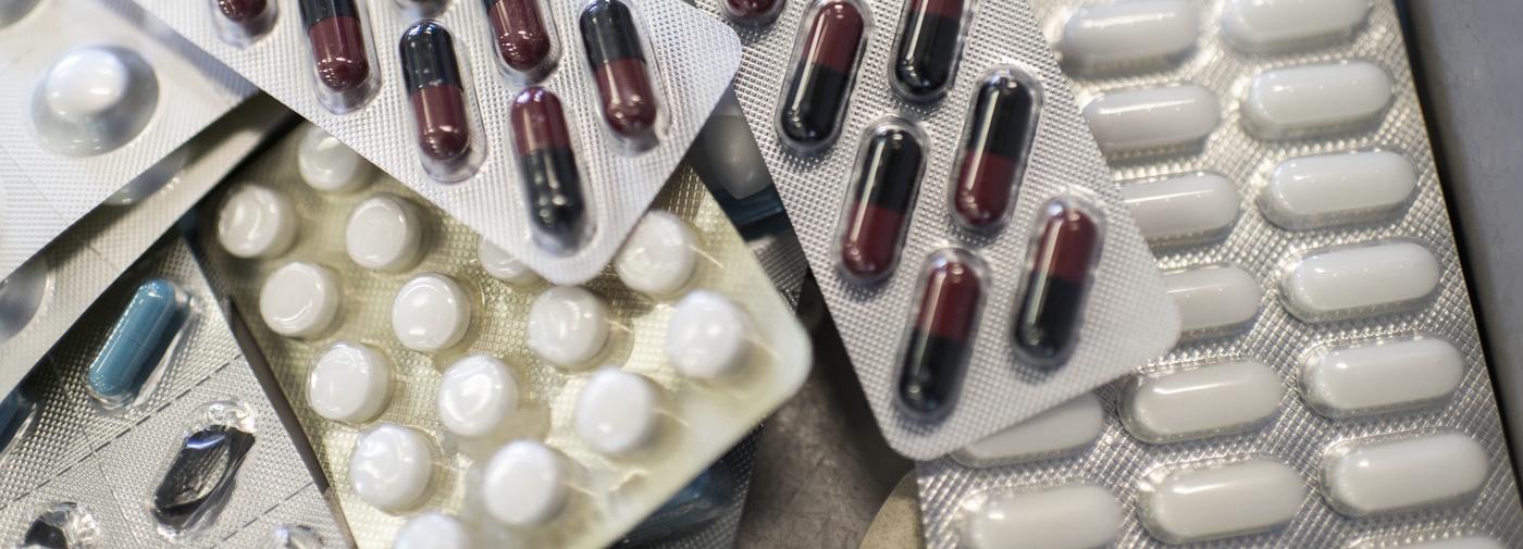 THEMENBILD --- Medikamente, aufgenommen am 13. Juni 2013 in Zuerich. In der Schweiz sind die Medikamente nach wie vor teurer als im vergleichbaren Ausland. Bei den Generika betraegt der Preisunterschied sogar 47 Prozent, wie der am Dienstag, 15. Dezember 2015 veroeffentlichte Preisvergleich von Interpharma und santesuisse zeigt. (KEYSTONE/Christian Beutler)