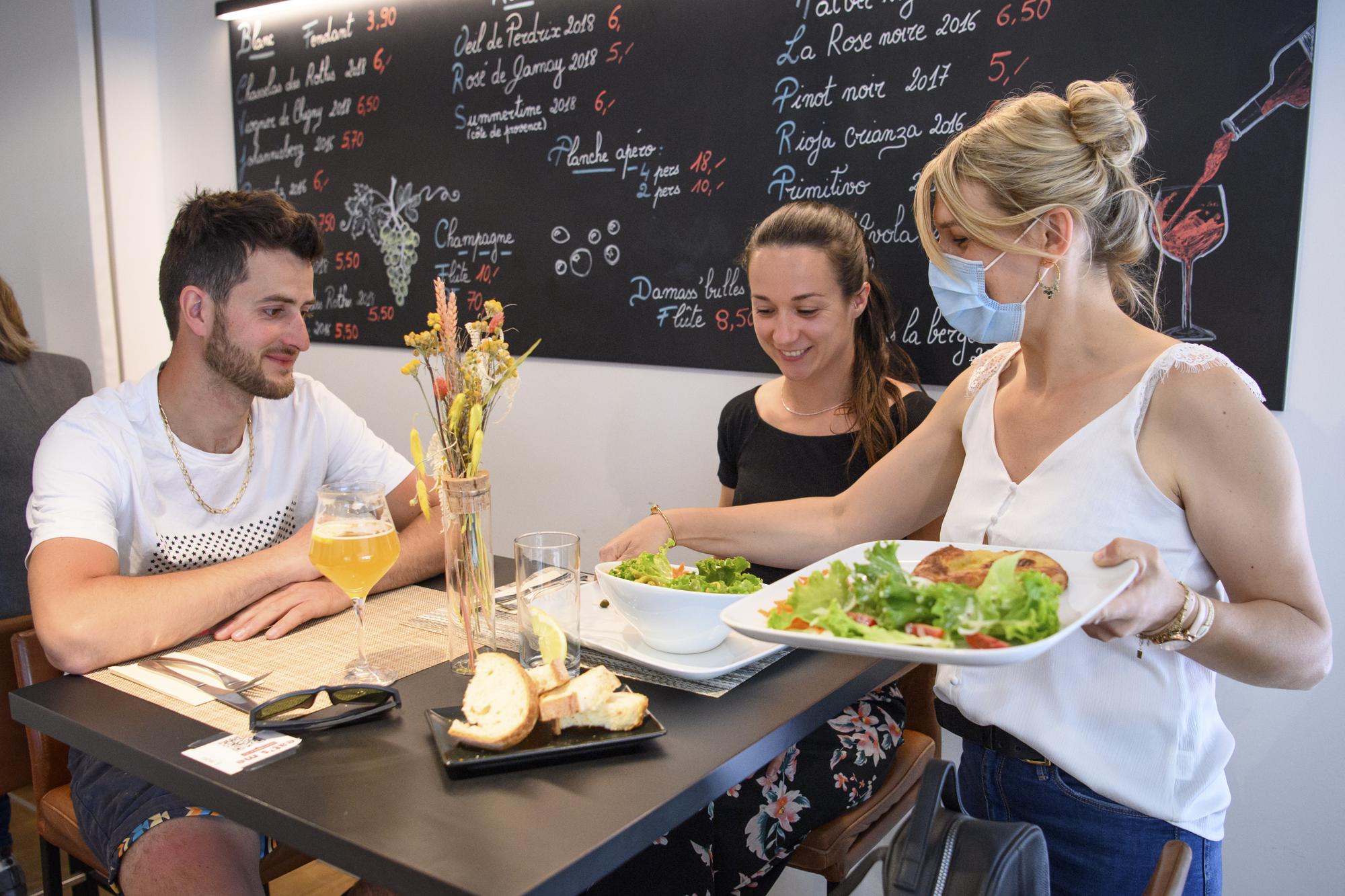 Image d'illustration. La serveuse d'un restaurant à Porrentruy porte un masque chirurgical, le 31 mai 2021.