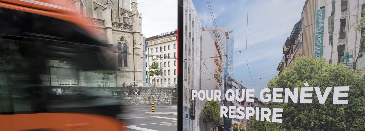Un bus des Transports publics genevois (TPG), passe devant des affiches sur les differents themes des votations federales et cantonales, donc celui sur la mobilite et la traversee du lac (rade), ce mercredi 25 mai 2016 a Geneve. Les citoyens genevois se prononceront le 5 juin sur differents objets en votations federales et cantonales. A Geneve, la mobilite constitue l'enjeu principal des cinq votations cantonales du 5 juin. Les electeurs devront se determiner sur le principe d'une grande traversee autoroutiere du lac. Ils auront aussi a se prononcer sur la place des transports publics dans le trafic. (KEYSTONE/Martial Trezzini)