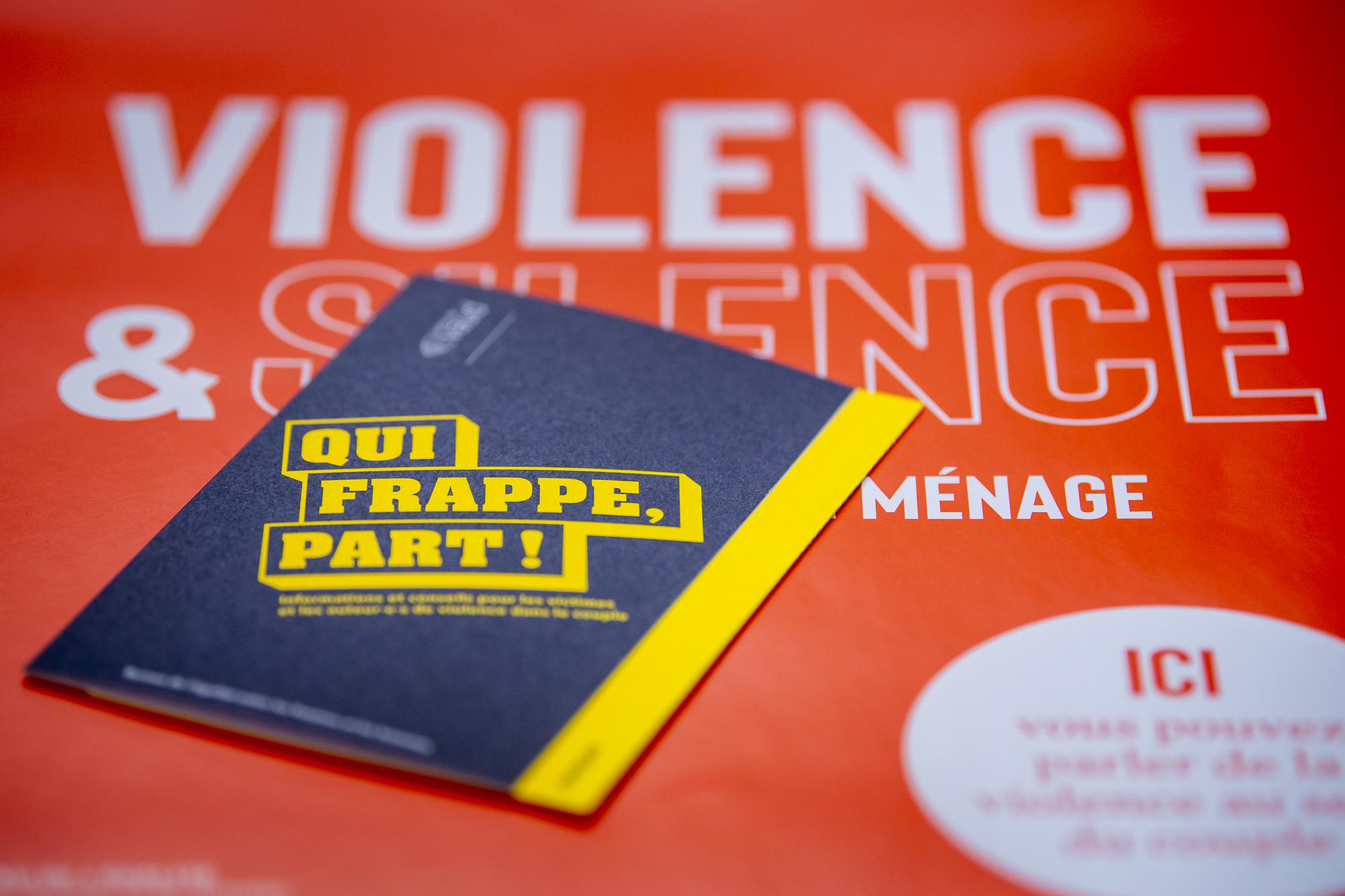 De la documentation provenant du Bureau de l'egalite entre les femmes et les hommes est visible sur une table lors d'une conference de presse sur le premier rapport cantonal vaudois sur les violences domestiques le vendredi 28 mai 2021 a Lausanne. (KEYSTONE/Jean-Christophe Bott)