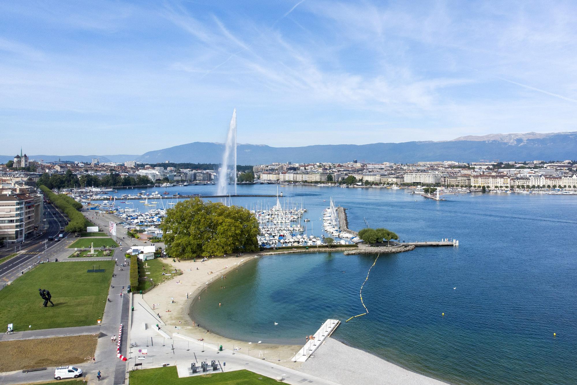 Vue aerienne de Baby Plage implante sur la rive gauche du lac Leman et de la rade, ce mercredi 19 aout 2020 a Geneve. (KEYSTONE/Salvatore Di Nolfi)