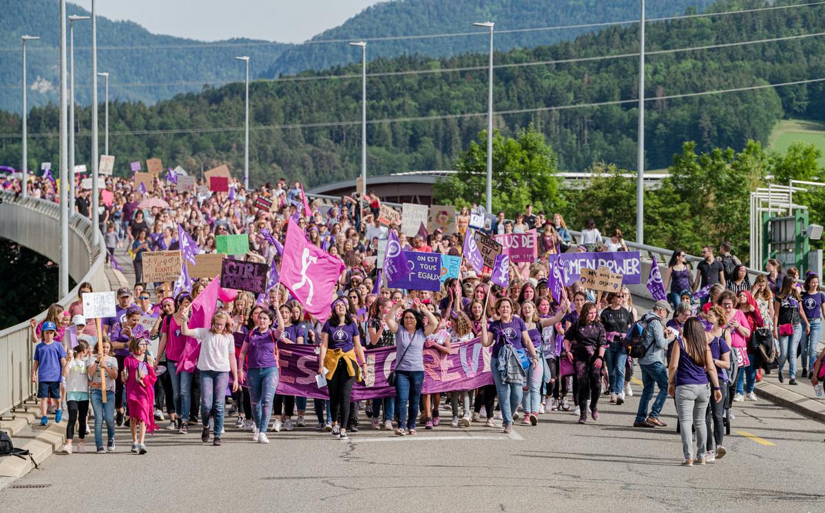 En 2019, de nombreuses femmes jurassiennes se mobilisent pour la grève du 14 juin. Aujourd'hui, elles fêtent le triomphe de l'initiative pour l'égalité salariale