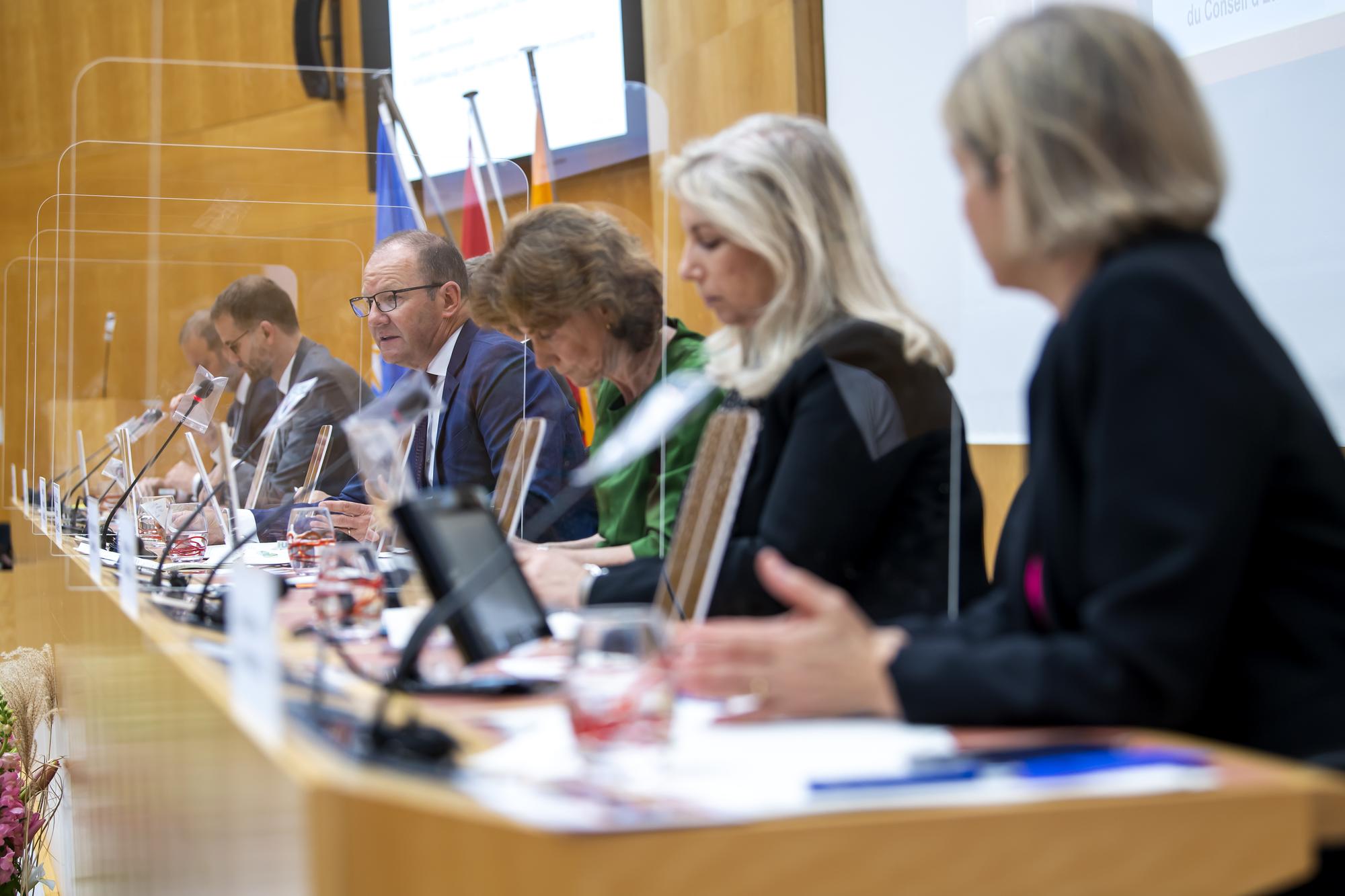 Le president du Conseil d'Etat Serge Dal Busco, 4e gauche, avec les conseillers d'Etat, de gauche a droite, Thierry Apotheloz, Antonio Hodgers, Mauro Poggia, Anne Emery-Torracinta, Nathalie Fontanet, Fabienne Fischer, s'exprime, lors d'une conference de presse du Conseil d'Etat genevois in corpore intitulee Objectif neutralite carbone et presentation du Plan climat cantonal, ce mercredi 2 juin 2021 a Geneve. (KEYSTONE/Martial Trezzini)