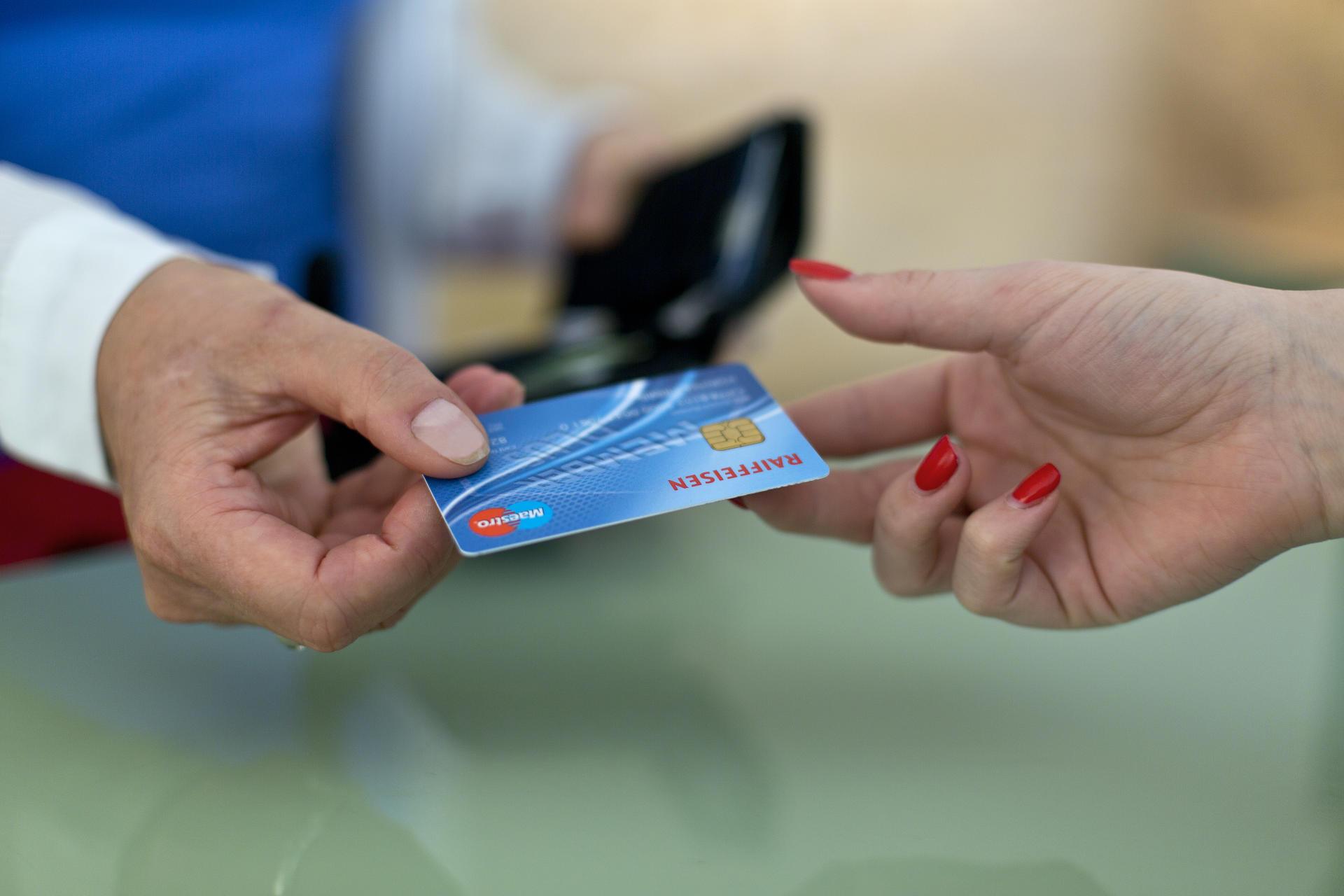 La carte de débit Maestro va disparaître au profit de nouvelles cartes qui permettent de faire des paiements en ligne.