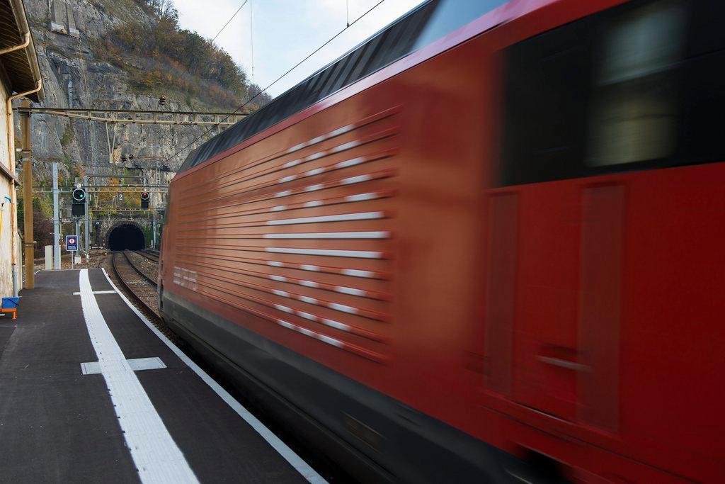 Un train des CFF entre dans le tunnel lors du lancement des travaux du tunnel de St-Maurice ce lundi 18 novembre 2013 a la gare CFF de Saint-Maurice. Le chantier est devise a 45 millions de francs. Le nouvel ouvrage sera adapte aux trains a deux etages, sa mise en service est prevue au printemps 2016. (KEYSTONE/Jean-Christophe Bott)