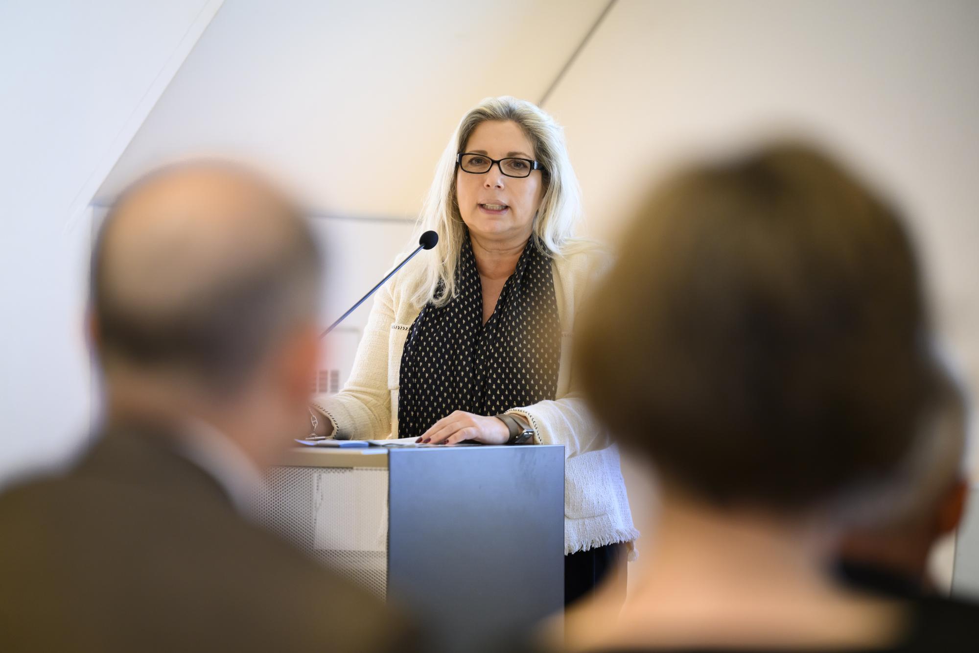 Staatsraetin Nathalie Fontanet, Vorsteherin des Departement des finances et des ressources humaines des Kantons Genf, Vizepraesidentin der Konferenz der kantonalen Finanzdirektorinnen und Finanzdirektoren (FDK), spricht waehrend die Mitgliederversammlung Konferenz der staedtischen Finanzdirektorinnen und -direktoren (KSFD) ueber die OECD-Steuerreform, am Freitag, 13. Mai 2022 in Bern. (KEYSTONE/Anthony Anex)