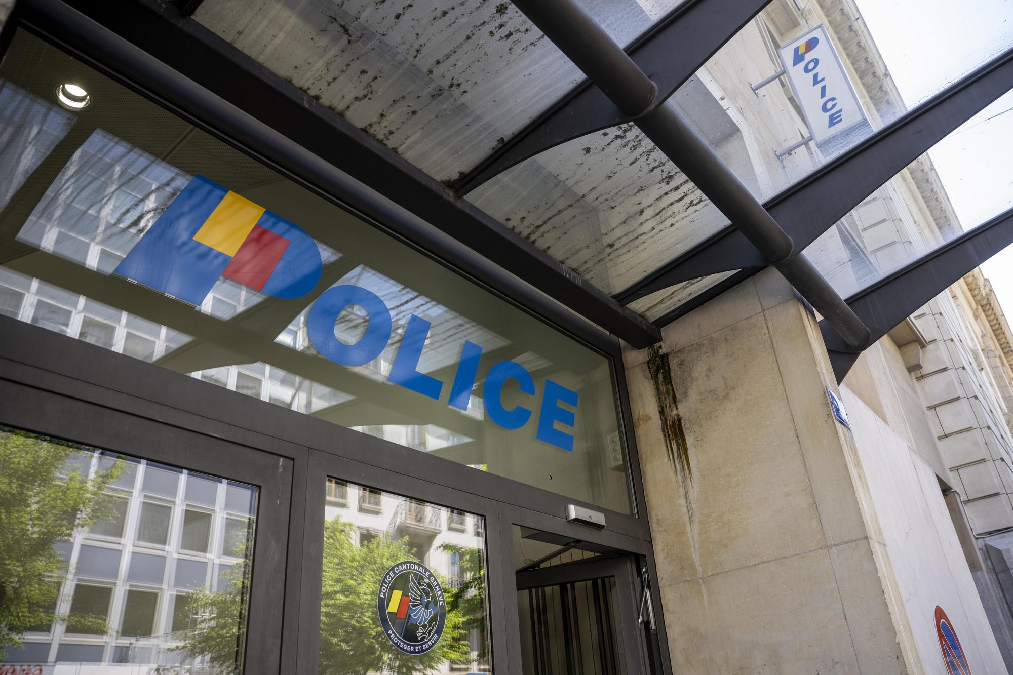 Le logo de la Police, est photographie a l'entree du Poste de police cantonale des Paquis, ce jeudi 28 avril 2022 a Geneve. (KEYSTONE/Martial Trezzini)