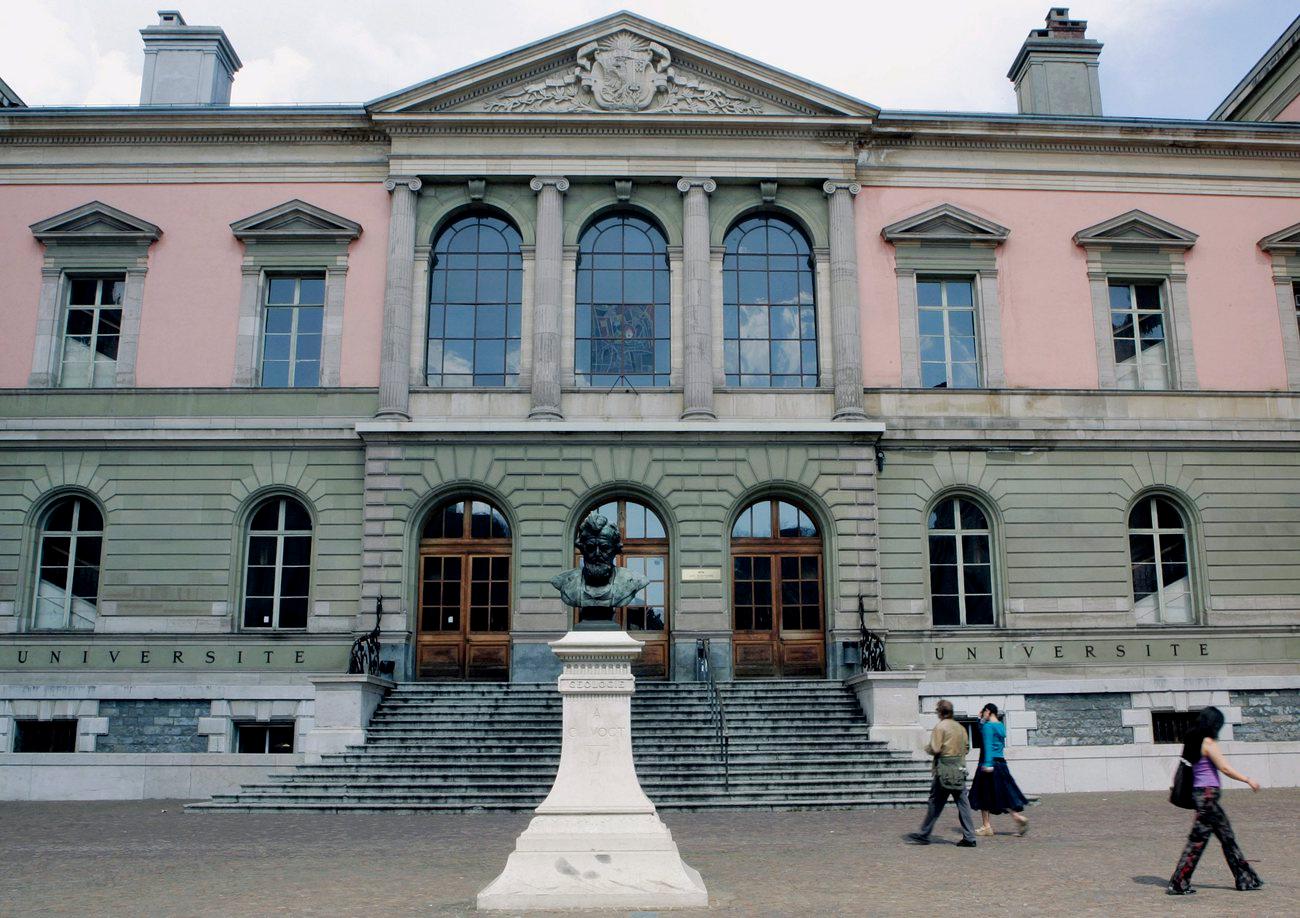 L'entree du batiment de l'UNI Bastions Universite de Geneve qui abrite la Faculte autonome de theologie protestante et la Faculte des lettres, ce samedi 22 avril 2006. Le conseiller d'Etat Charles Beer deplore les aternoiements de l'universite de Geneve dans l'affaire des quattre professeurs soupconne d'avoir abuse des notes de frais. (KEYSTONE/Salvatore Di Nolfi)