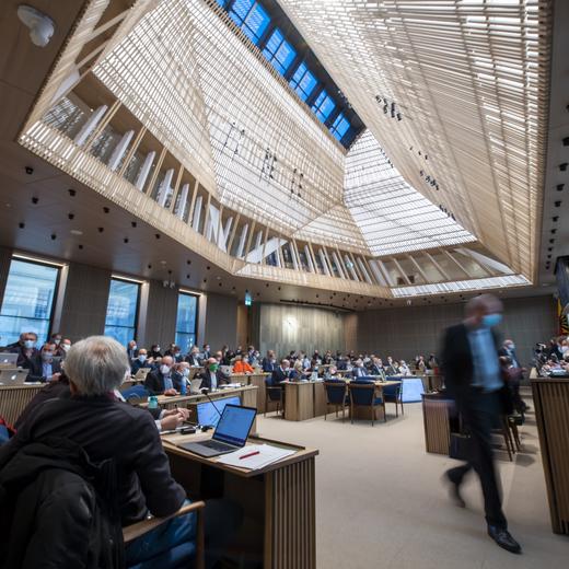 Les deputes genevois decouvrent pour la premiere fois la nouvelle Salle du Grand Conseil "La salle Nicolas Bogueret" qui a ete entierement renovee et inauguree a ce jours, ce jeudi 27 janvier 2022 a Geneve. (KEYSTONE/Martial Trezzini)