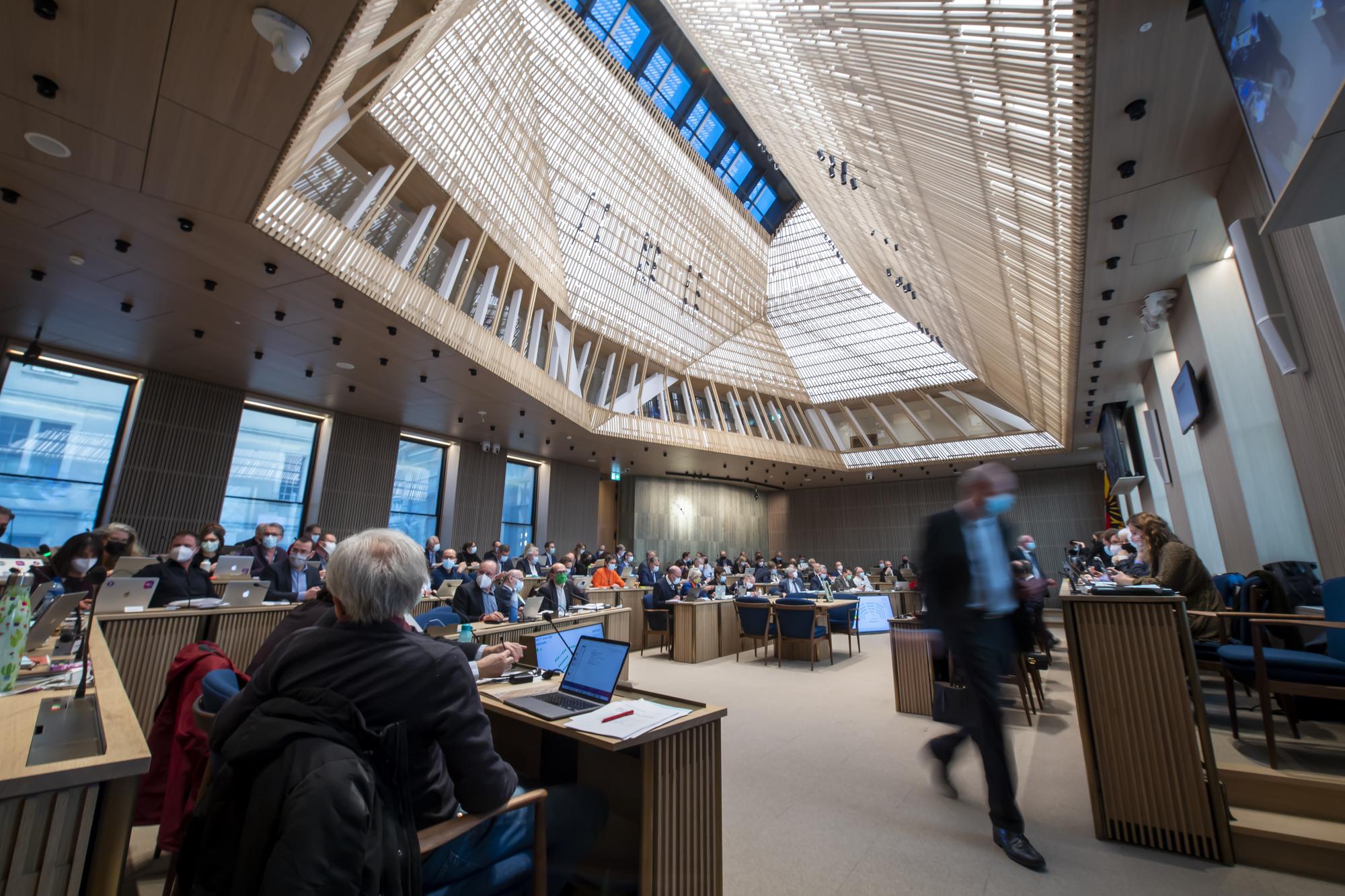 Les deputes genevois decouvrent pour la premiere fois la nouvelle Salle du Grand Conseil "La salle Nicolas Bogueret" qui a ete entierement renovee et inauguree a ce jours, ce jeudi 27 janvier 2022 a Geneve. (KEYSTONE/Martial Trezzini)