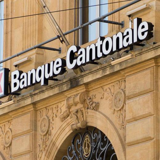 Le logo de la Banque Cantonale Neuchateloise, BCN, photographie ce mardi 9 mai 2017 sur la facade du siege principal a Neuchatel. (KEYSTONE/Thomas Delley)