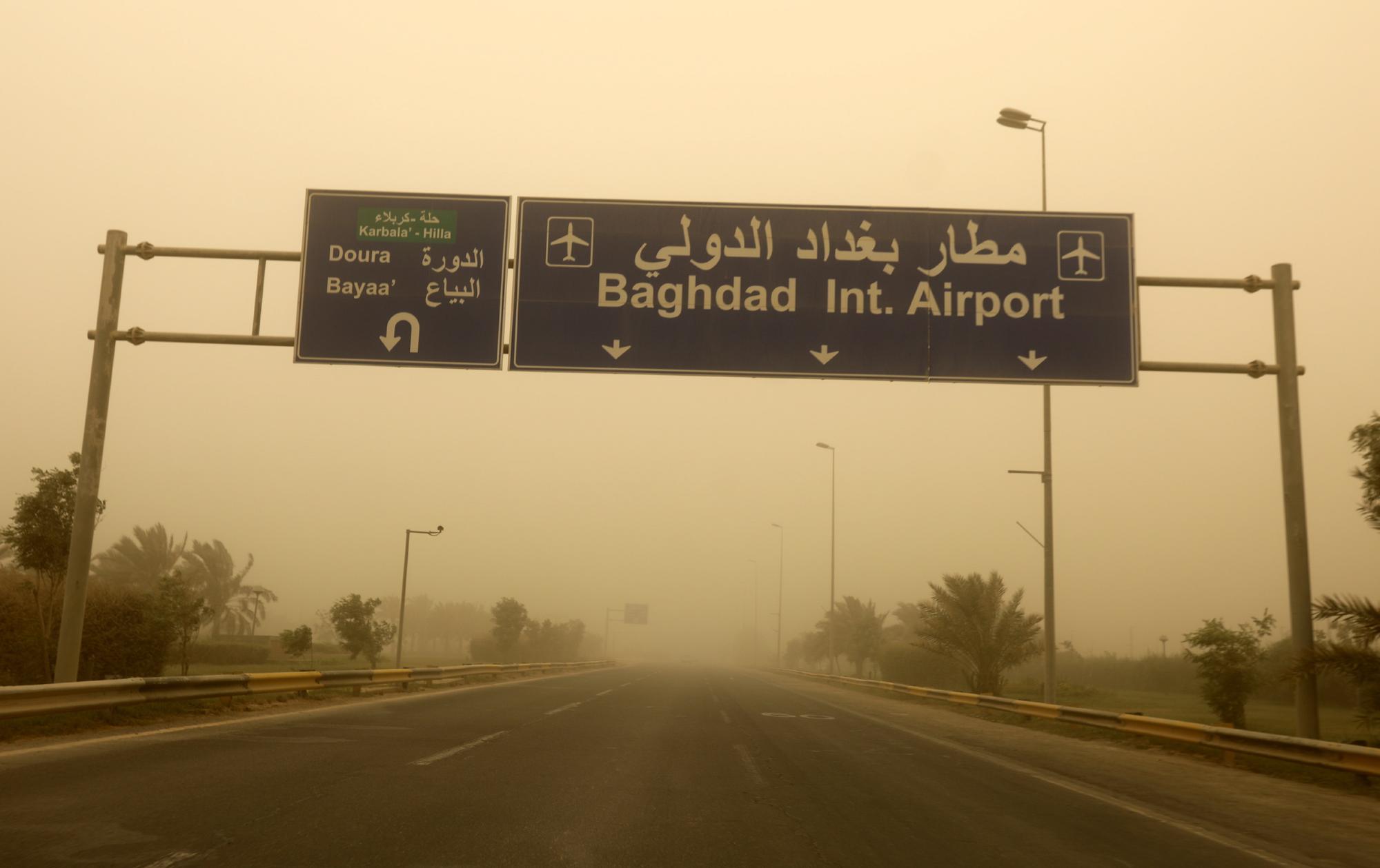 epa09968276 An empty street leading to Baghdad International Airport during a dust storm in western Baghdad, Iraq, 23 May 2022. The dust storm sent hundreds of people with respiratory problems to hospitals across Iraq and reduced visibility in the city, making driving difficult on the roads, and flights at Baghdad Airport have also been suspended while the Iraqi authorities ordered government offices to shut except for the Kurdistan region. EPA/AHMED JALIL