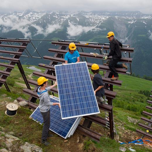 ZUR EIDGENOESSISCHEN ABSTIMMUNG UEBER EINE NACHHALTIGE UND RESSOURCENEFFIZIENTE WIRTSCHAFT (GRUENE WIRTSCHAFT) VOM SONNTAG, 25. SEPTEMBER 2016, STELLEN WIR IHNEN FOLGENDES BILDMATERIAL ZUR VERFUEGUNG - Des jeunes posent des panneaux solaires ou panneaux photovoltaiques sur des paravalanches ce mercredi 20 juin 2012 a Bellwald dans la Vallee de Conches, Haut-Valais. Les travaux se deroulent cette semaine a Bellwald. La douzaine de monteurs qui s'activent de lundi a vendredi dans le Haut-Valais sont des jeunes Thurgoviens ages de 13 a 16 ans. Ils participent a la campagne Jeunesse Solaire de l'ONG Greenpeace. C'est la premiere fois que des paravalanches servent de socles aux panneaux solaires. A Bellwald, il est prevu que l'installation photovoltaique produise du courant pour les remontees mecaniques. (KEYSTONE/Jean-Christophe Bott)