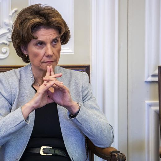 Anne Emery-Torracinta, conseillere d'Etat chargee du departement de l'instruction publique, de la formation et de la jeunesse (DIP), ecoute le discours des experts, lors d'une conference de presse sur la presentation de l'analyse externe du foyer de Mancy qui a ete presentee par les experts mandates ainsi que le plan d'action engage par le departement, ce jeudi 3 mars 2022 a Geneve (KEYSTONE/Martial Trezzini)