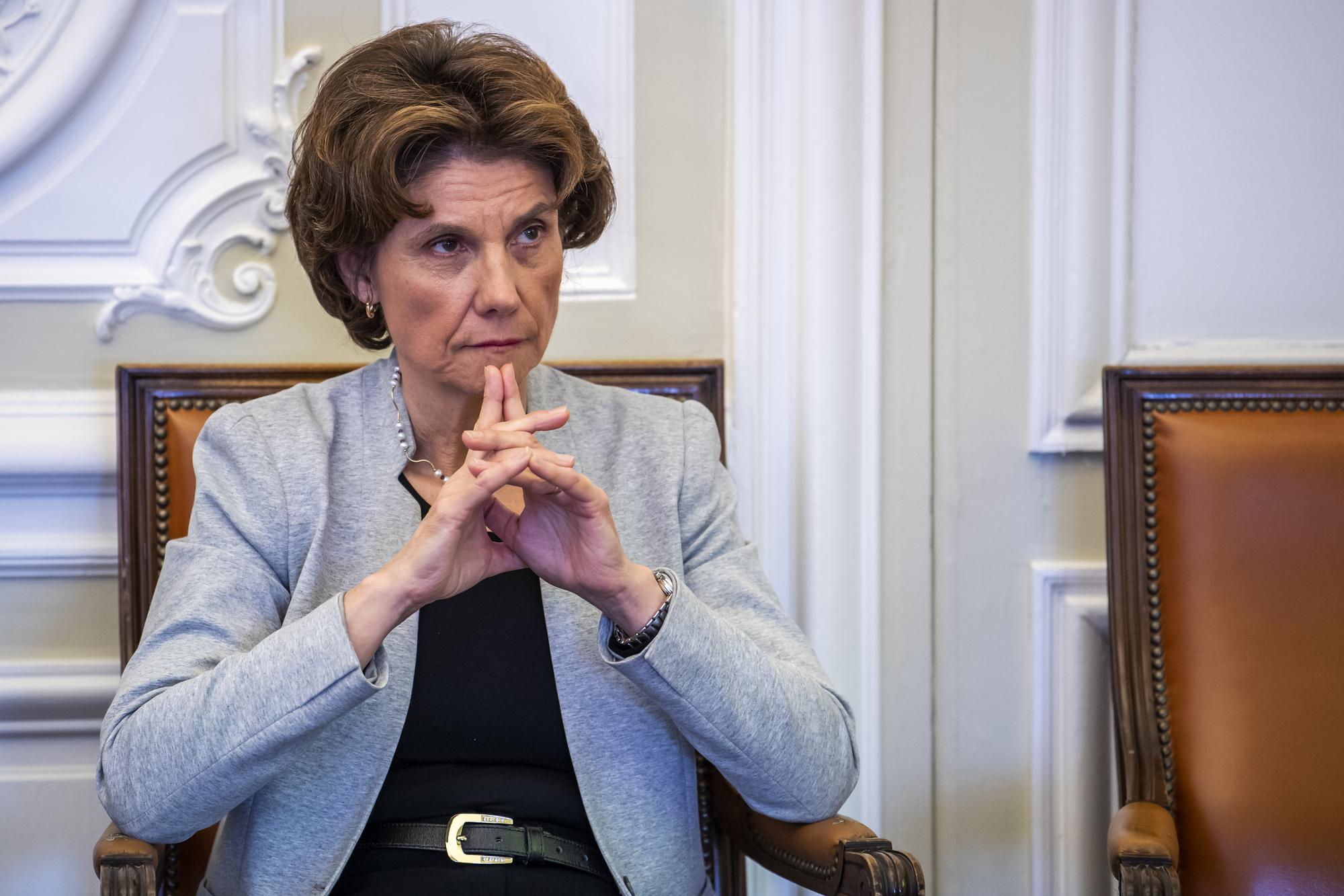 Anne Emery-Torracinta, conseillere d'Etat chargee du departement de l'instruction publique, de la formation et de la jeunesse (DIP), ecoute le discours des experts, lors d'une conference de presse sur la presentation de l'analyse externe du foyer de Mancy qui a ete presentee par les experts mandates ainsi que le plan d'action engage par le departement, ce jeudi 3 mars 2022 a Geneve (KEYSTONE/Martial Trezzini)