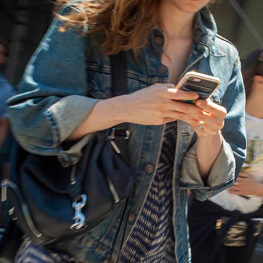 Image d'illustration: une femme distraite traverse une rue, à New York, aux Etats-Unis, le 26 mai 2019.