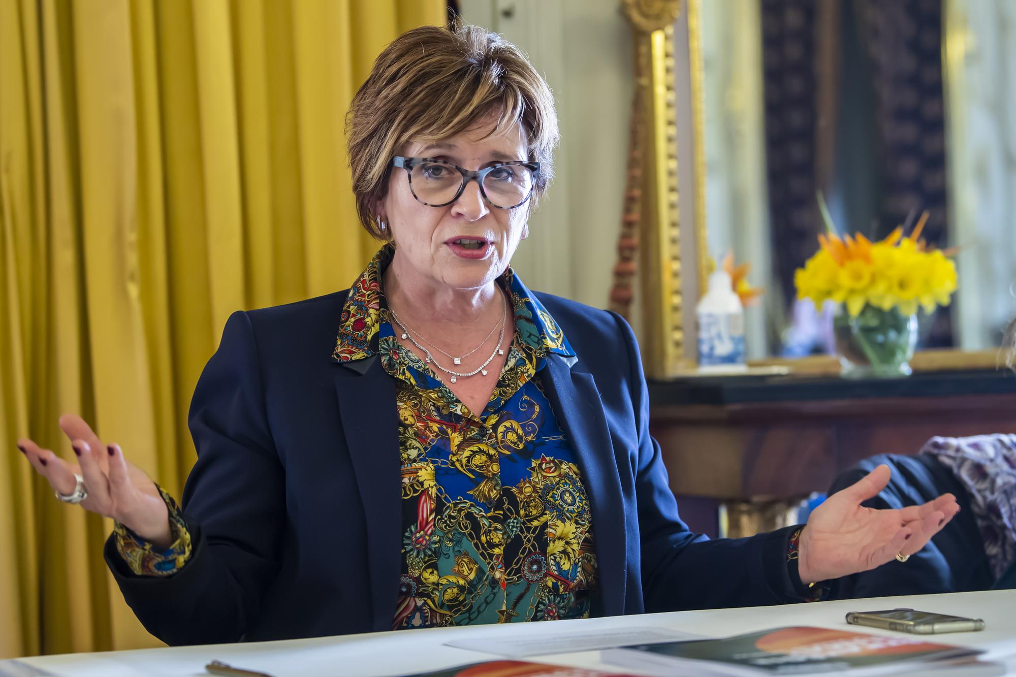 La Maire de Geneve, Frederique Perler, du Departement de l'amenagement, des constructions et de la mobilite (DACM) s'exprime, lors d'une conference de presse pour presenter sa strategie climat, ce mercredi 23 fevrier 2022 a Geneve. Apres avoir declare l'urgence climatique en 2020 et lance une serie de mesures rapides a mettre en place l'an passe, la Ville de Geneve franchit une nouvelle etape avec l'adoption d'une strategie climat innovante et ambitieuse. (KEYSTONE/Martial Trezzini)