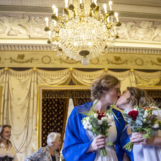 Laure, gauche et Aline, droite, premier couple du meme sexe a se marier, celebrent la transformation du partenariat enregistre en mariage, ce vendredi 1 juillet 2022 au Palais Eynard a Geneve. A partir du 1er juillet 2022, les couples de meme sexe pourront se marier ou convertir leur partenariat enregistre en mariage. Suite a la validation du resultat de la votation "mariage pour tous". (KEYSTONE/Martial Trezzini)