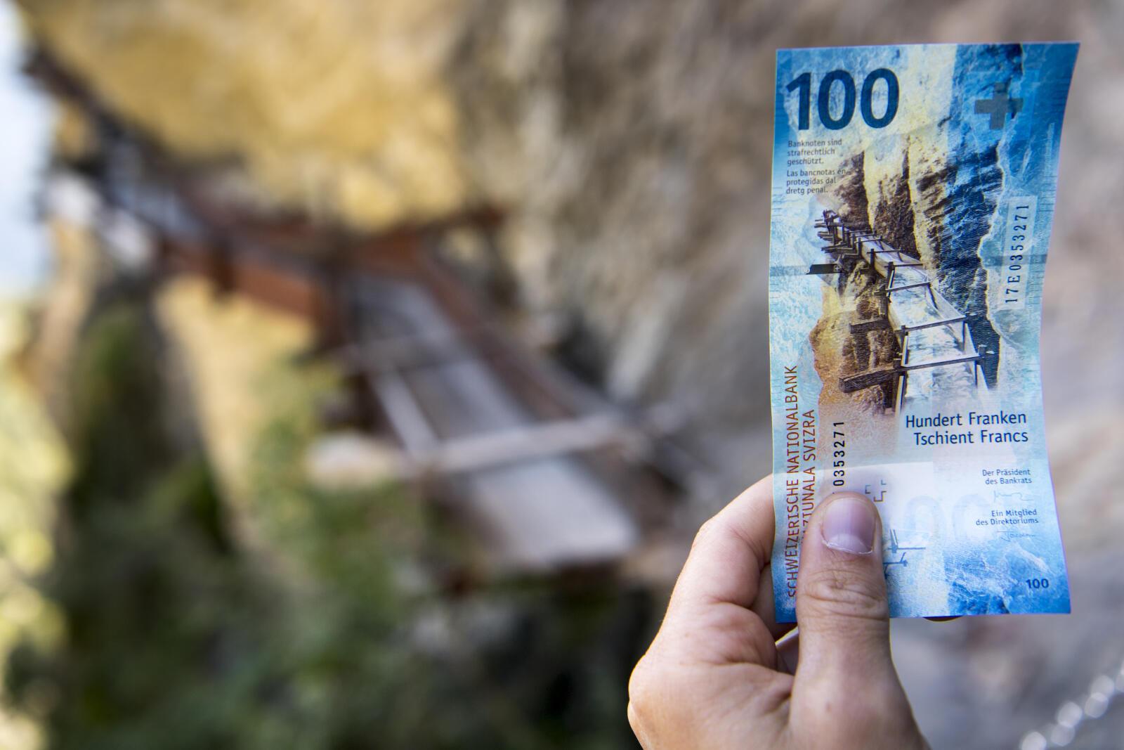 Le nouveau billet de 100 frs photographie devant le grand bisse d?Ayent lors de la mise en circulation du nouveau billet de banque de 100 francs, sur lequel figure le bisse d?Ayent, ce jeudi 12 septembre 2019 a Ayent. (KEYSTONE/Laurent Gillieron)