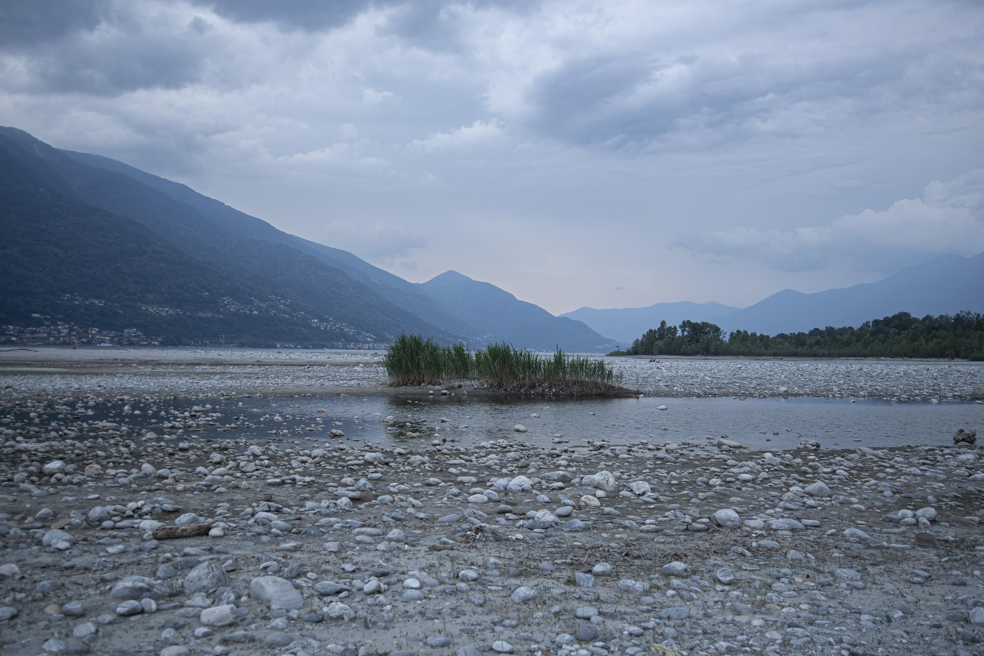Die augetrocknete Flussmuendung Foce della Maggia beim Lago Maggiore, am Dienstag, 21. Juni 2022, in Locarno. Im Kanton Tessin herrscht zurzeit starke Trockenheit, die sich in tiefen Pegelstaenden der Seen aeussert. (KEYSTONE/Ti-Press/Pablo Gianinazzi)