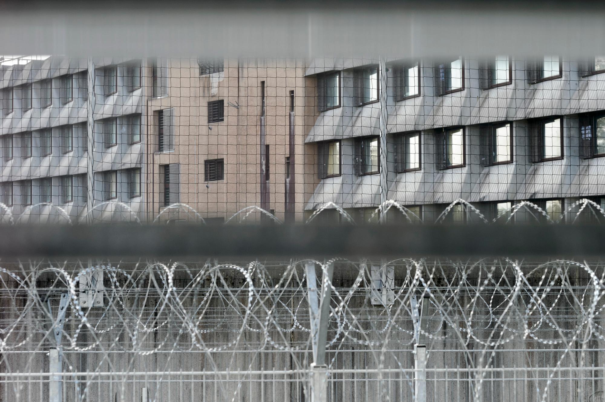 Vue de la prison de Champ-Dollon depuis une cellule de la nouvelle prison de Brenaz+100, lors d'une visite de presse, avant l'inauguration de la prison Brenaz+100 etablissement de detention, ce vendredi 9 octobre a Puplinge pres de Geneve. (KEYSTONE/Martial Trezzini)